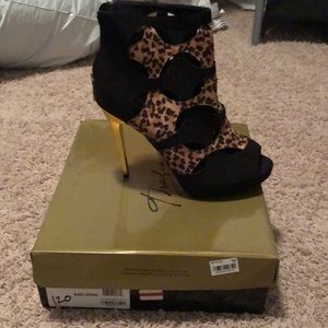 Sandal/boot, never worn